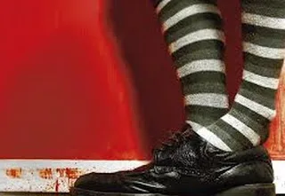 “Του έβαλε τα δυο πόδια σ’ ένα παπούτσι” – Δηλαδή;