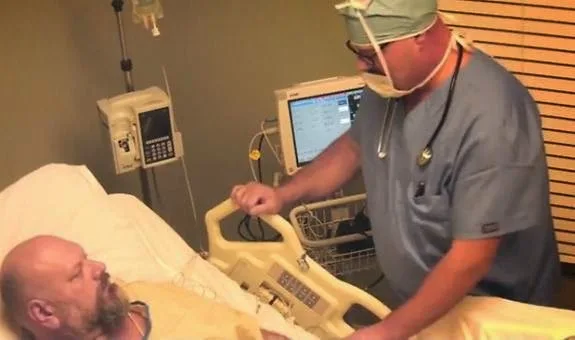 Του είπαν ότι ήταν σε κώμα για 10 χρόνια! Η αλήθεια όμως πονάει πιο πολύ… [video]