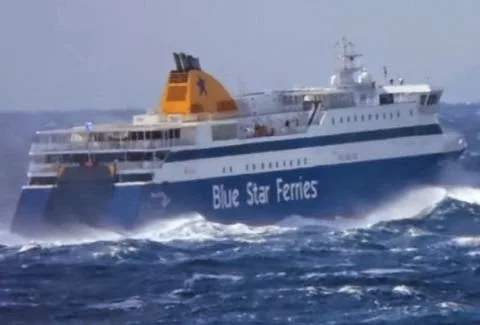 Kόβει την Ανάσα – Blue Star Paros: Το “καταπίνουν” τα κύματα στο στενό Μυκόνου-Τήνου [video]