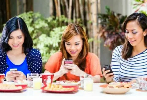 Έτσι θα κάνεις τα παιδιά σου να σταματήσουν να παίζουν με τα κινητά στο τραπέζι! [video]