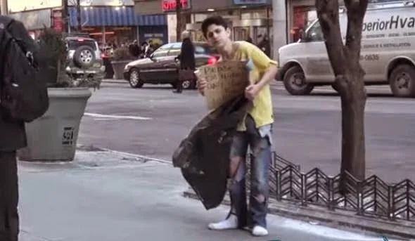 ΣΥΓΚΛΟΝΙΣΤΙΚΟ κοινωνικό πείραμα με ένα… άστεγο παιδί [video]