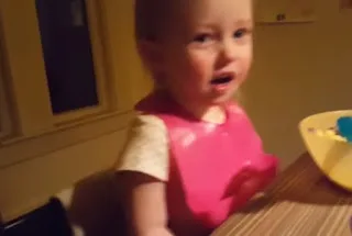 Γιατί ξεκαρδίζεται το κοριτσάκι της φωτογραφίας; [video]