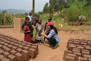 Ελένη Καραγιάννη: Μια δασκάλα ζωγραφικής στη Ρουάντα