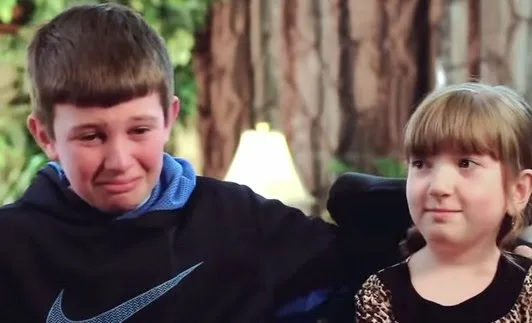 Αυτό που κάνει το αγόρι για την ανάπηρη αδελφή του είναι καταπληκτικό… [video]