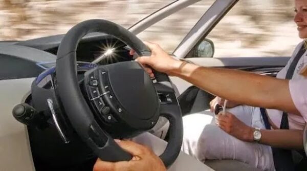 Δείτε τι υπάρχει πάνω στο τιμόνι του αυτοκινήτου σας χωρίς να το ξέρετε…