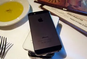 Δείτε γιατί δεν πρέπει ποτέ να αφήνετε το κινητό σας πάνω στο τραπέζι