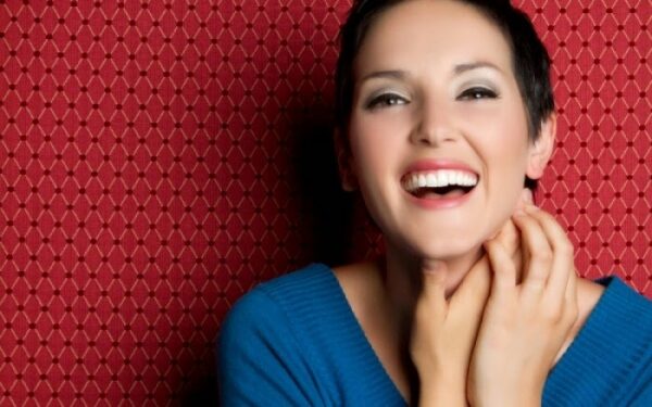 Δεν θα πιστεύετε τι κάνει τα δόντια πιο… αστραφτερά!