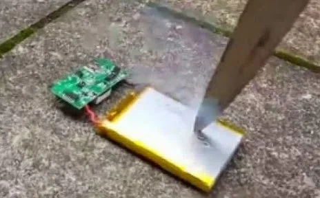 ΠΡΟΣΟΧΗ !! ΚΙΝΔΥΝΟΣ: Tί γίνεται όταν «μαχαιρώσεις» μια μπαταρία κινητού τηλεφώνου;