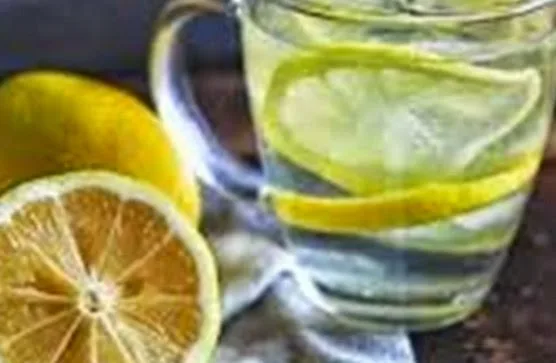 Γιατί πρέπει να πίνεις ζεστό νερό με λεμόνι; 9+1 λόγοι…