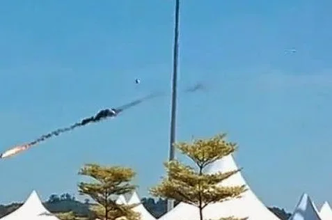 Σύγκρoυση δυο αεροσκαφών κατά τη διάρκεια επίδειξης… [video]