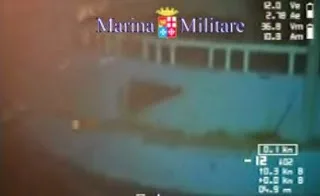 Δείτε το πρώτο ΣΥΓΚΛΟΝΙΣΤΙΚΟ υποβρύχιο βίντεο από το ναυάγιο με τους 900 νεκρούς μετανάστες [video]