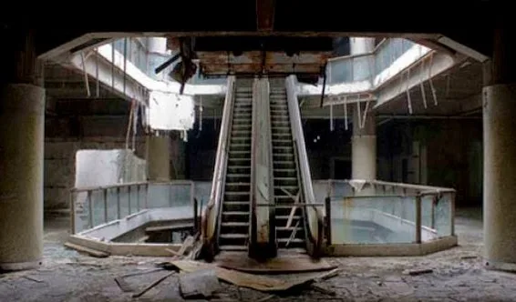 Εγκαταλελειμμένο εμπορικό κέντρο στην Μπανγκόκ απέκτησε περίεργους νέους κατοίκους