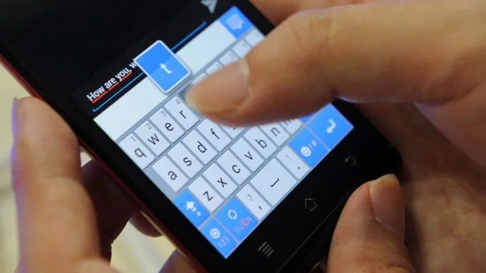 Ρόδος: Τα μηνύματα του καθηγητή σε τρεις μαθήτριες προκάλεσαν σάλο – Τον έδιωξαν από το σχολείο του!