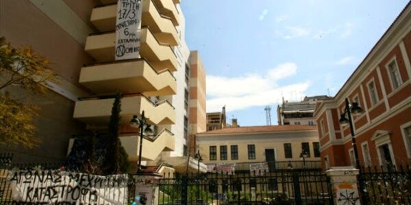 ΕΛΗΞΕ η κατάληψη της Νομικής από τους αντιεξουσιαστές