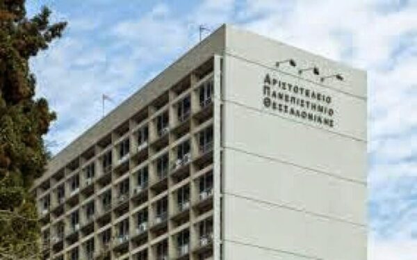 Φοιτητές έσπασαν την πόρτα της Συγκλήτου του ΑΠΘ – Ζητήθηκε η παρέμβαση εισαγγελέα