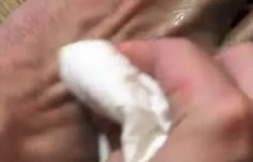 ΕΚΠΛΗΚΤΙΚΟ ΚΟΛΠΟ! Έβαλε λίγο ελαιόλαδο στο χέρι του και… [video]