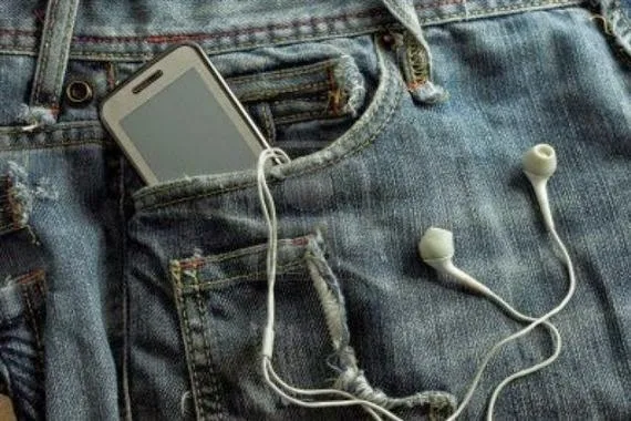 Δείτε γιατί είναι θανάσιμο σφάλμα να έχετε το κινητό στην τσέπη…