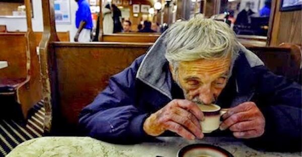 Ένας άντρας μπήκε σε ένα καφενείο, πήρε ένα καφέ και πλήρωσε τρεις. O λόγος; Θα σας συγκλονίσει…