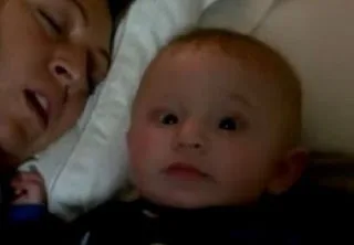 Aυτό το μωρό φοβάται τη μαμά του – O λόγος θα σας κάνει να ξεκαρδιστειτε… [video]