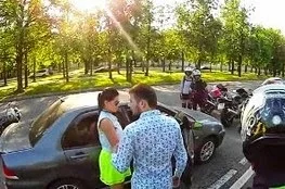 Ομάδα μηχανόβιων τα βάζει με οδηγό μέχρι που συμβαίνει το ΑΠΙΣΤΕΥΤΟ… [video]