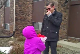 Αυτός ο άνθρωπος είδε για πρώτη φορά στην ζωή του χρώμα – Δείτε την ΑΠΙΣΤΕΥΤΗ και συγκινητική αντίδραση που είχε! [video]