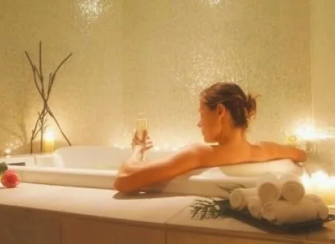 Σούπερ κόλπο! – Δε θα πιστεύετε με τι υλικό ξεβουλώνει η μπανιέρα