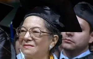 Εγγόνια και γιαγιά πήραν πτυχίο μαζί