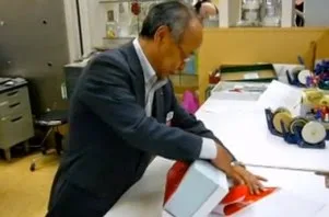 Εντυπωσιακό: Με πιο τον τρόπο τυλίγουν τα δώρα στην Ιαπωνία; [video]