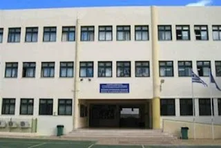 Μετά τις σκάλες, τώρα τα παιδιά κάνουν μάθημα και στα καμαρίνια!