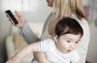 Θέλουν τα παιδιά να «ξεκολλήσουμε» από τα κινητά μας;