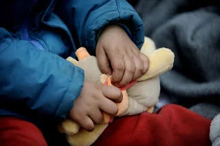 Πώς να προσφέρετε βοήθεια στα παιδιά που τη χρειάζονται