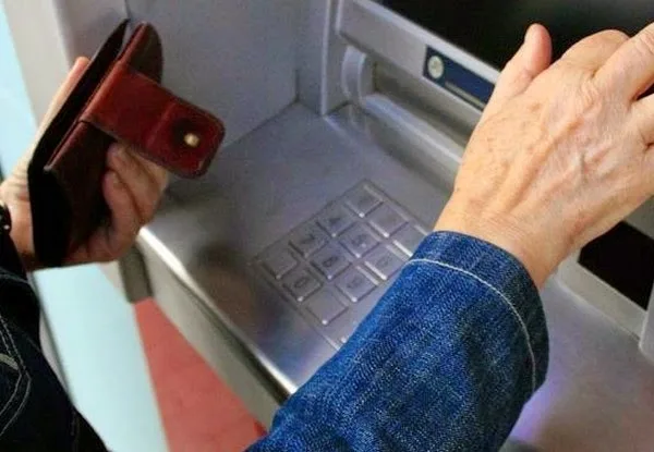 ΠΡΟΣΟΧΗ: Δείτε πως σας κλέβουν τα στοιχεία σας από τα ΑΤΜ… [video]