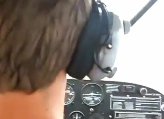 Θα σας κοπεί η ανάσα – Πιλότος λιποθυμάει εν ώρα πτήσης! Πως όμως αντέδρασε ο συνεπιβάτης;  [video]
