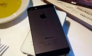 Γιατί δεν πρέπει ποτέ να αφήνετε το κινητό πάνω στο τραπέζι;