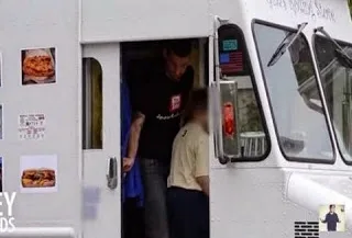 ΠΡΟΕΙΔΟΠΟΙΗΣΤΕ ΤΑ ΠΑΙΔΙΑ ΣΑΣ ! Δείτε πόσο εύκολα μπορεί κάποιος να απαγάγει το παιδί σας; [video]