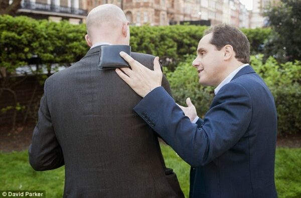 ‘Ετσι κλέβουν οι πορτοφολάδες – Τα κόλπα τους και πώς θα γλιτώσετε… [video]