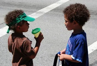 Πώς να βοηθήσουμε το παιδί να μάθει να μοιράζεται