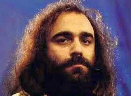 Ντέμης Ρούσσος: Όλη η καριέρα του Έλληνα τραγουδιστή με την σπουδαία φωνή που κατέκτησε τον κόσμο