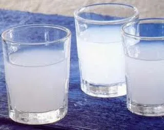 Το ξέρατε; Γιατί το ούζο αλλάζει χρώμα όταν του προσθέσουμε νερό;