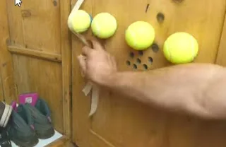 Τοποθετεί μπάλες του τένις μέσα σε μια ντουλάπα παπουτσιών. Ο λόγος ; Δείτε τον…