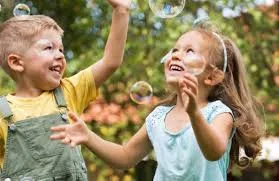 Άσε τα «σιγά μωρέ πώς κάνεις έτσι;». Σταμάτα να με κρίνεις για το πως μεγαλώνω τα παιδιά μου