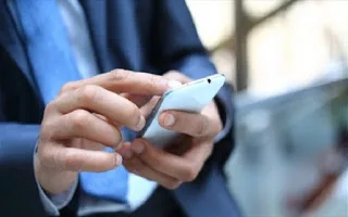 Οι Έλληνες κόβουν και την κινητή τηλεφωνία