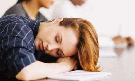 ΣΟΚΑΡΙΣΤΙΚΟ: Νεαρή γυναίκα δείχνει τι συμβαίνει όταν έχεις ναρκοληψία! [video]