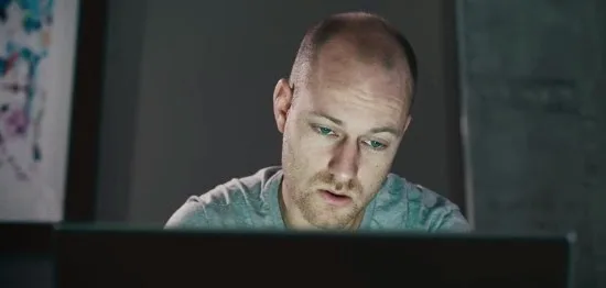 Η πραγματικότητα πίσω από τη ζωή που παρουσιάζουν οι άνθρωποι στο Facebook [video]