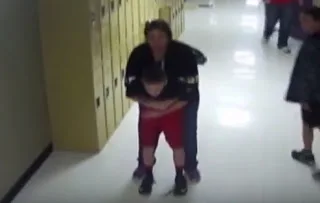 Ηρωική καθηγήτρια έσωσε μαθητή από μία… καραμέλα [video]