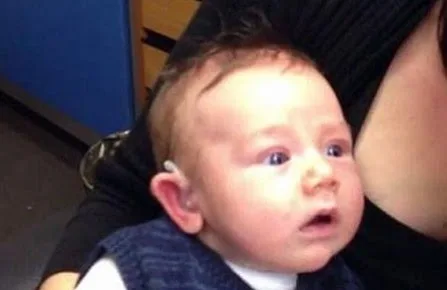 Αυτό είναι σίγουρα το πιο συγκινητικό βίντεο που έχετε δει…Η αντίδραση ενός κωφού βρέφους που ακούει για πρώτη φορά τους γονείς του! [video]