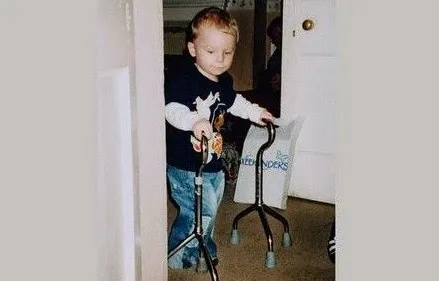 Όταν αυτό το ανάπηρο παιδάκι περπάτησε, ΔΑΚΡΥΣΕ όλο το διαδίκτυο! [video]