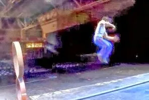 Αυτός ο τύπος καταστρέφει ουσιαστικά όλους τους νόμους της φυσικής και της βαρύτητας [Video]