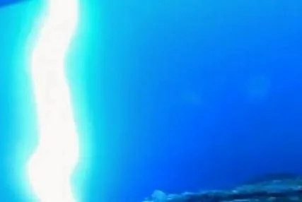 Δείτε το απίστευτο βίντεο από το χτύπημα του κεραυνού στην Καβάλα [video]