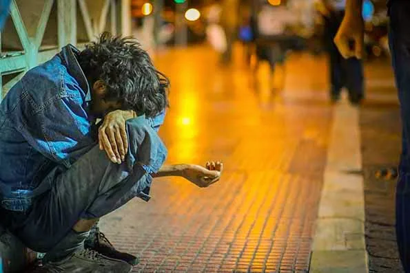 Αξίζει να το δείτε: Συγκινητικό βίντεο με τις αντιδράσεις του κόσμου απέναντι σε έναν άστεγο… [video]